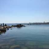 ...in pi� gi� a pochi metri dalla riva il mare diventa molto profondo, per cui non � consigliabile allontanarsi. Tutto questo per� non scoraggia me e le persone che frequentano questo lido dal tornarci quotidianamente: alla fine dove la troviamo una spiaggia cos� vicina, pulita e tranquilla?�